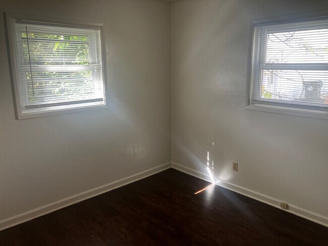 Building Photo - ** 3 Bedroom Ranch in Meadowdale **