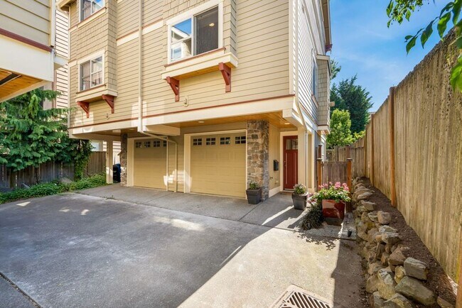 Building Photo - Queen Anne Townhouse