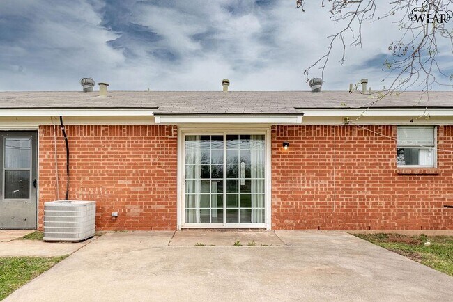 Building Photo - 4024 Hooper Dr