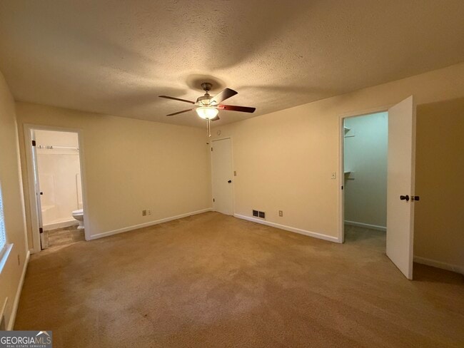 Building Photo - 734 Marthas Dr