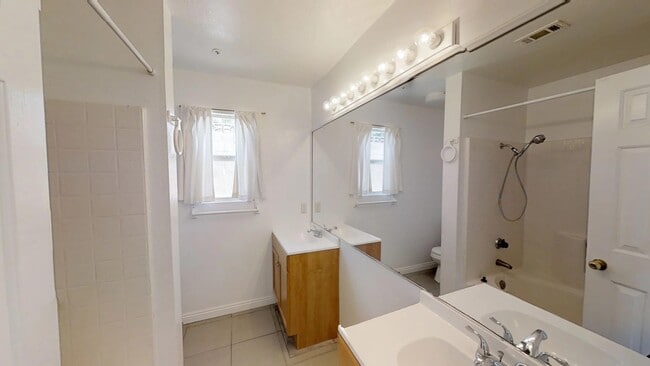 Building Photo - Single-story 3/2 Home Located in Highland,...
