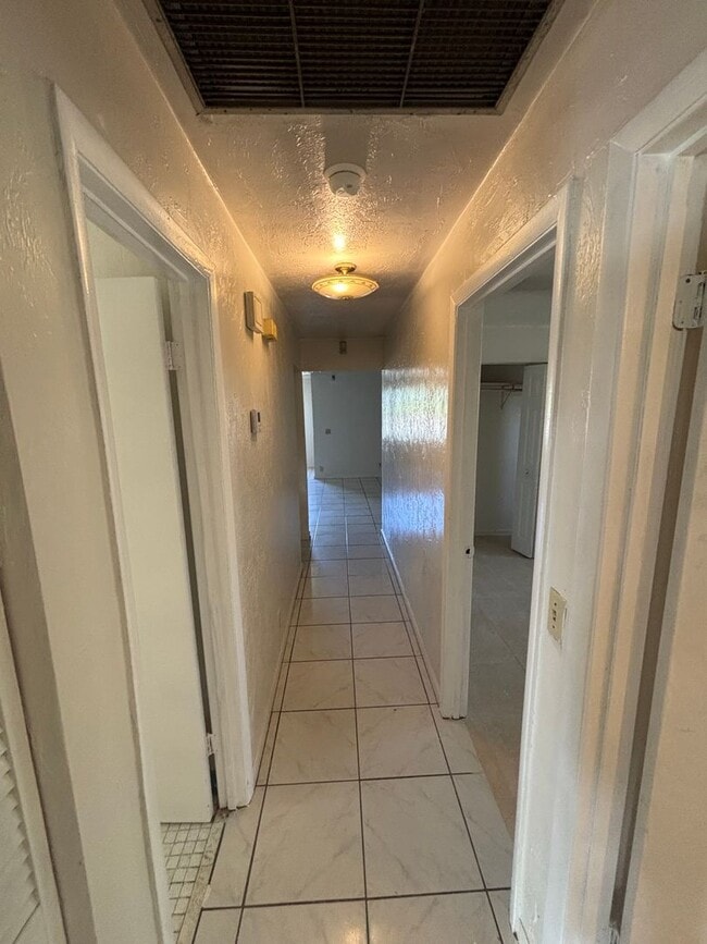 Building Photo - 4 Bedroom 1 1/2 Bathroom Single Family House