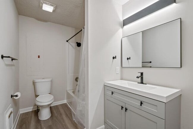 Building Photo - 2520 Bradford Ct