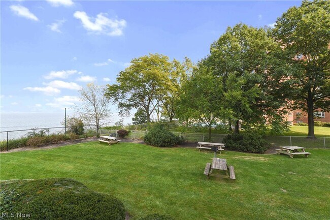 Building Photo - 11850 Edgewater Dr