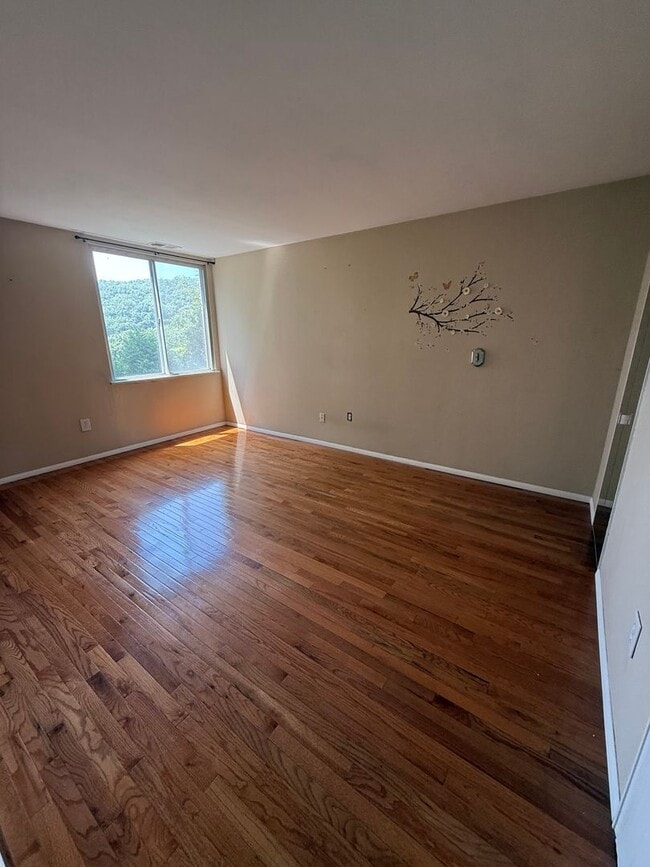 Building Photo - 2 Bedroom, 1.5 Bath, Pet Friendly Gas Heat...