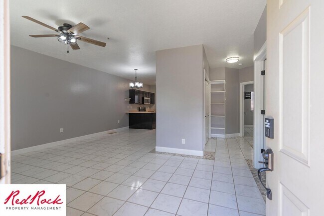Building Photo - Ground-Level 2 Bedroom Condo. Pet Friendly!