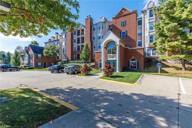 Building Photo - 240 Fox Hollow Dr