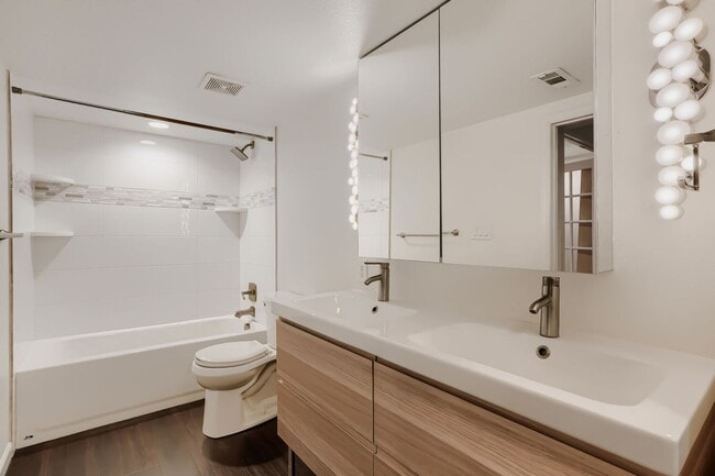 Building Photo - Amazing 5-bedroom home in Cherry Creek School District! Basement Apartment with kitchen! Move in ...