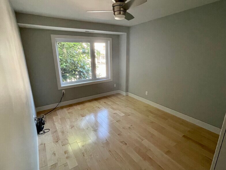 Building Photo - 606 14th Pl NE