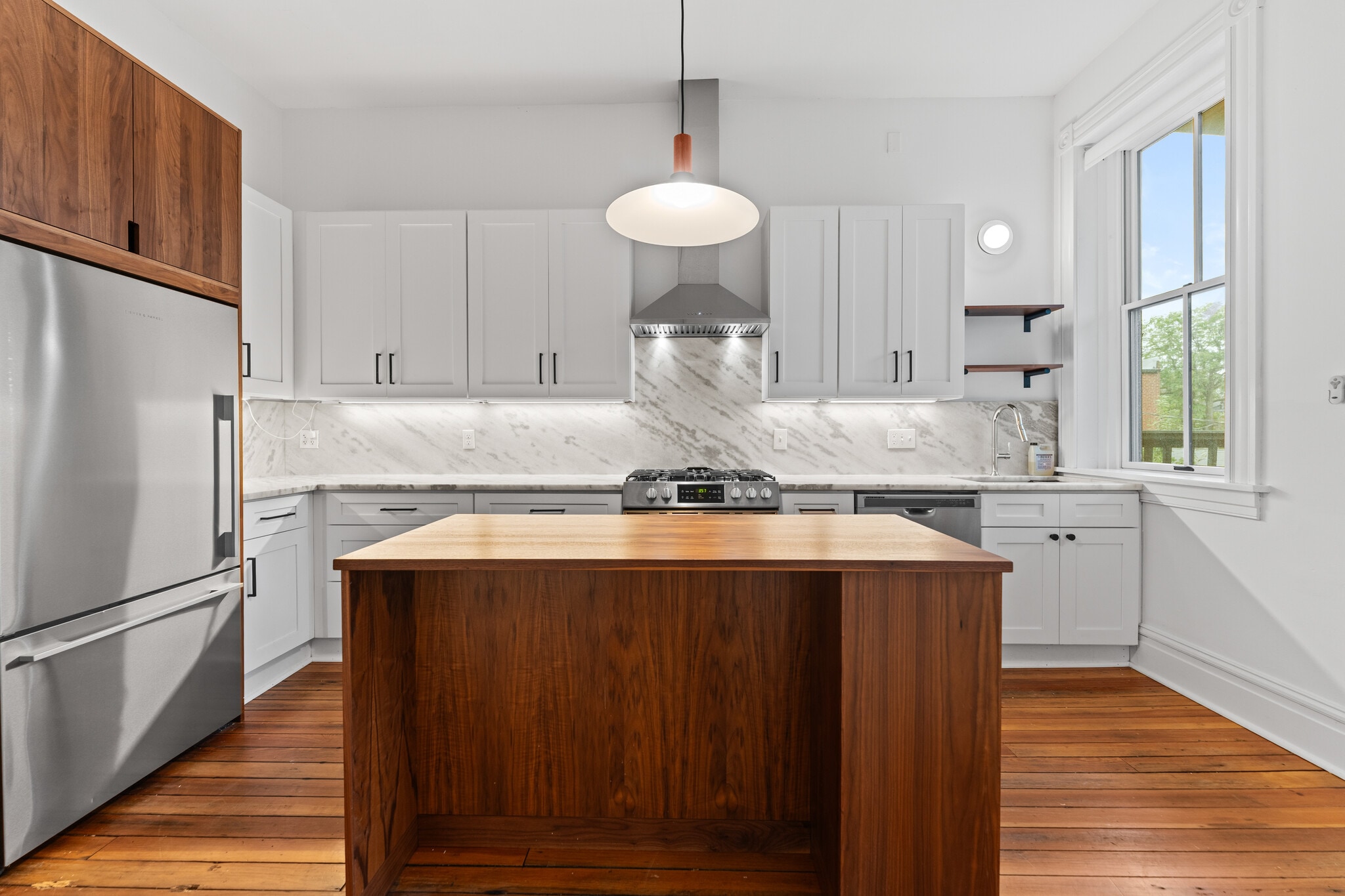 Building Photo - 2014 James St