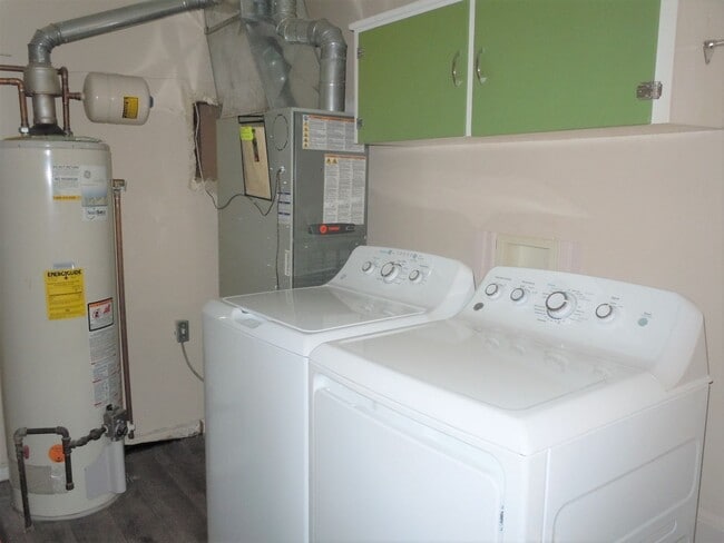 Building Photo - Cute Two Bedroom Cottage with Garage!