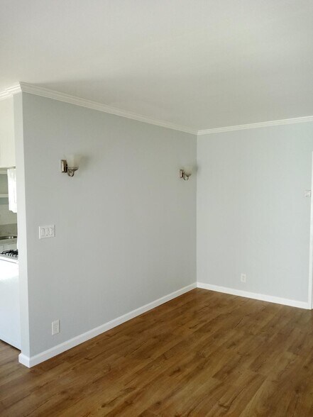 Building Photo - 1357 Edgecliffe Dr