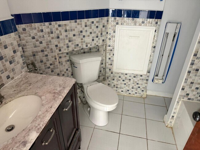 Building Photo - 1221 S 52nd St