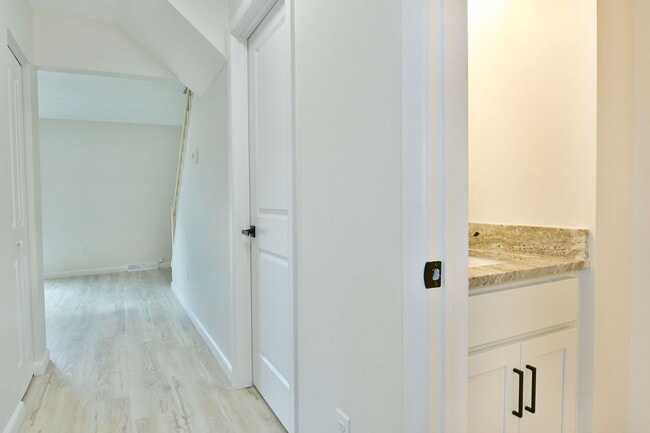 Building Photo - 460 &amp; 462 Fowler St