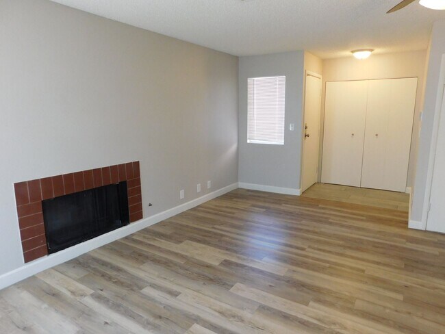 Building Photo - Spacious 2 bedroom- no neighbors under you !!