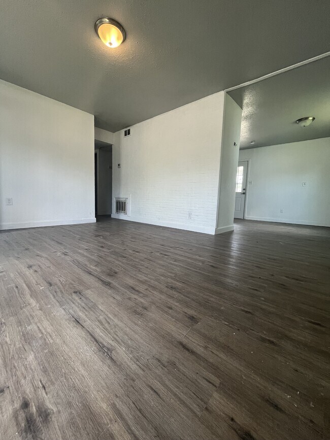 Building Photo - 715 St Barbara Ln