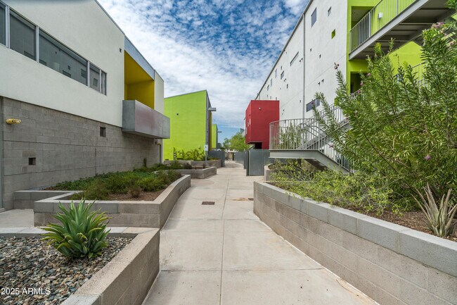 Building Photo - 1111 W University Dr