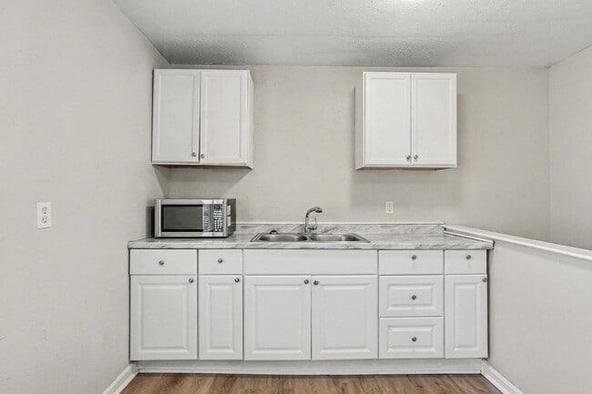 Building Photo - Charming Two Bedroom, One Bathroom Home Near Kansas City Zoo!