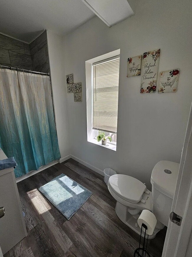 Building Photo - Luxurious 6-Bedroom Haven with Updated Ele...