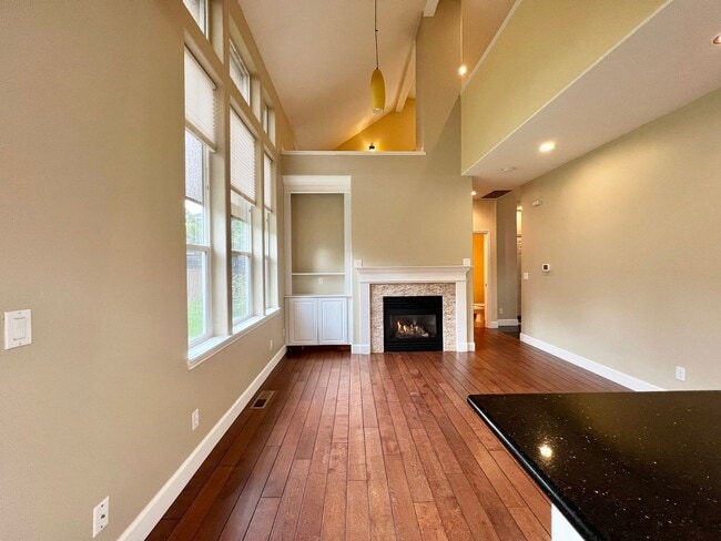 Building Photo - Spacious 4 Bed, 2.5 Bath House!