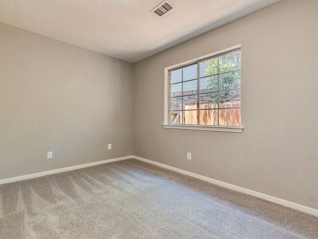 Building Photo - 1104 Quail Ln