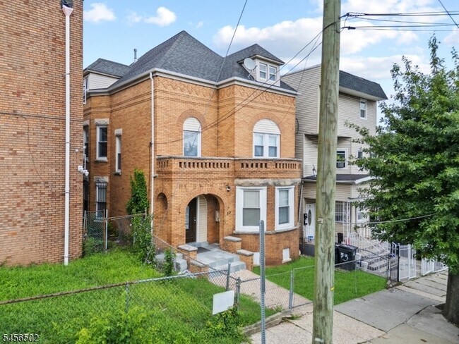 Building Photo - 53 2nd Ave