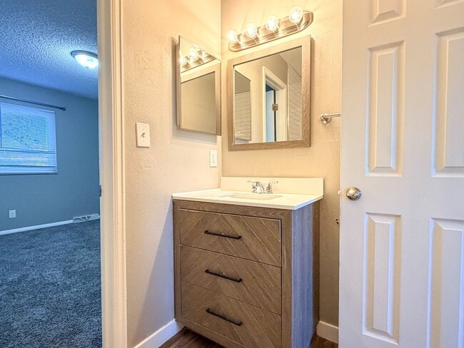 Building Photo - Updated Townhome with Covered Parking!