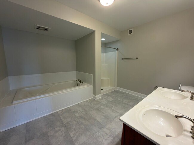 Building Photo - **Stunning Waterfront Condo in Downtown Knoxville**  2 Bedroom, 2 bath Fully renovated! Available...
