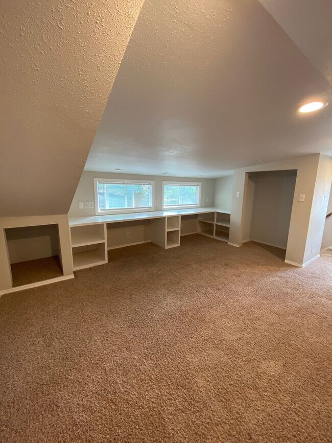 Building Photo - Stylish & Spacious 3-Bedroom Home in SE Sa...