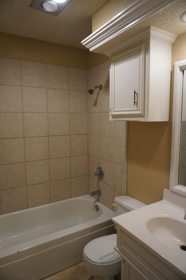 Building Photo - 1104 Homestead Dr