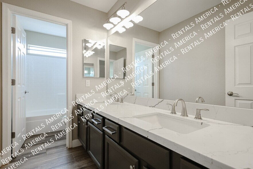 Building Photo - 2305 E Cherry Hills Pl