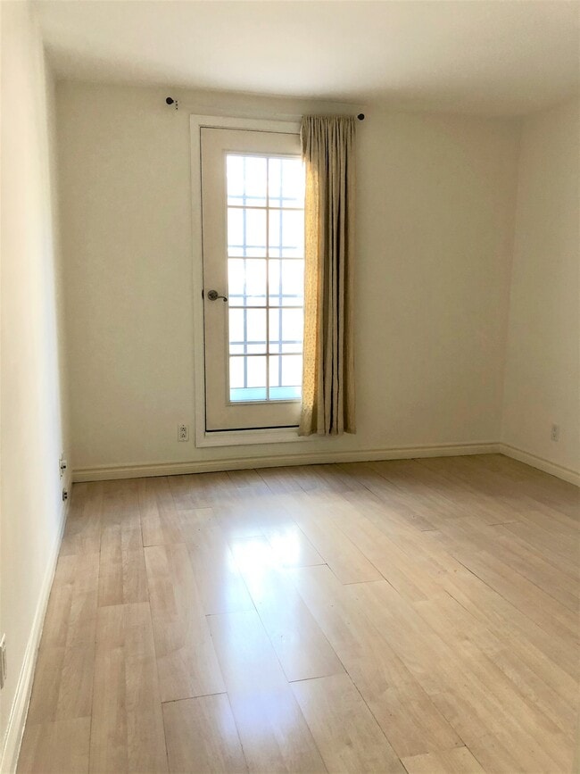 Building Photo - 813 15th St