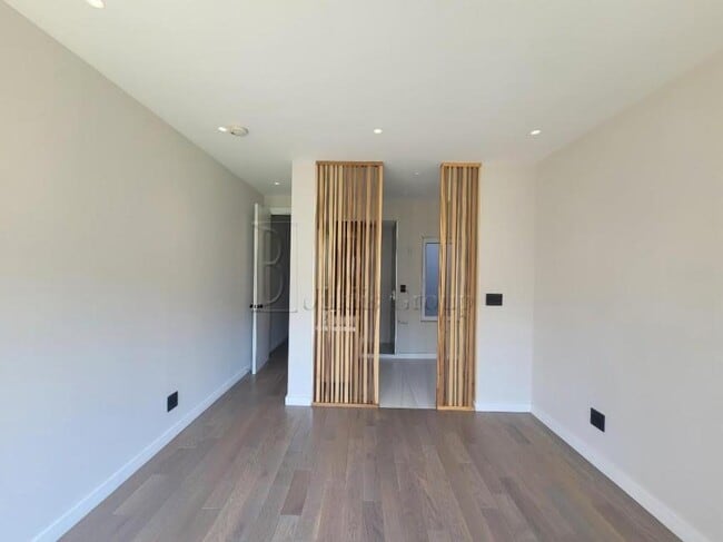 Building Photo - 3 bedroom in ASTORIA NY 11103