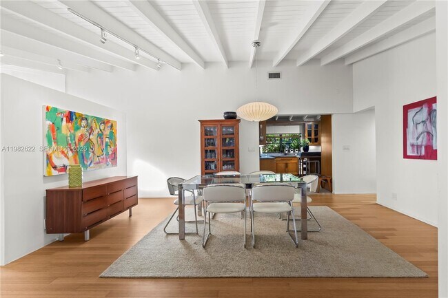 Building Photo - 2132 Middle River Dr