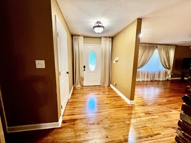 Building Photo - 3857 W University Ave