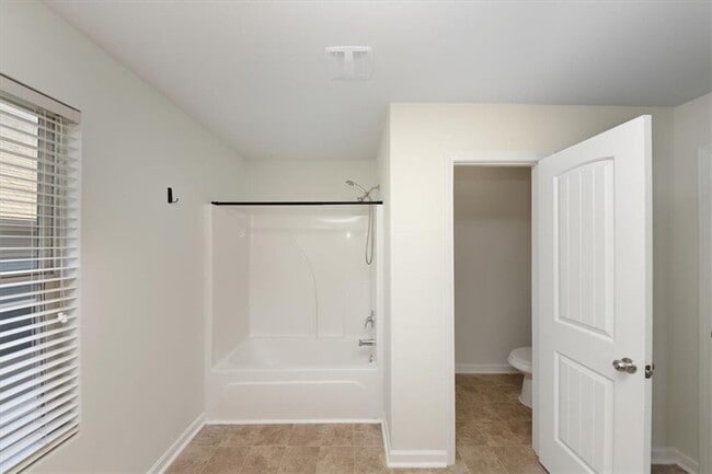 Building Photo - 541 Tulip Ln