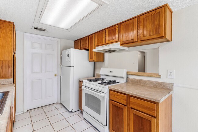 Building Photo - 16319 Pitch Pine Dr