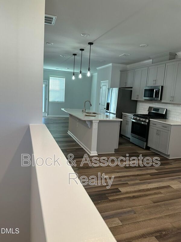 Building Photo - 608 Gimari Dr