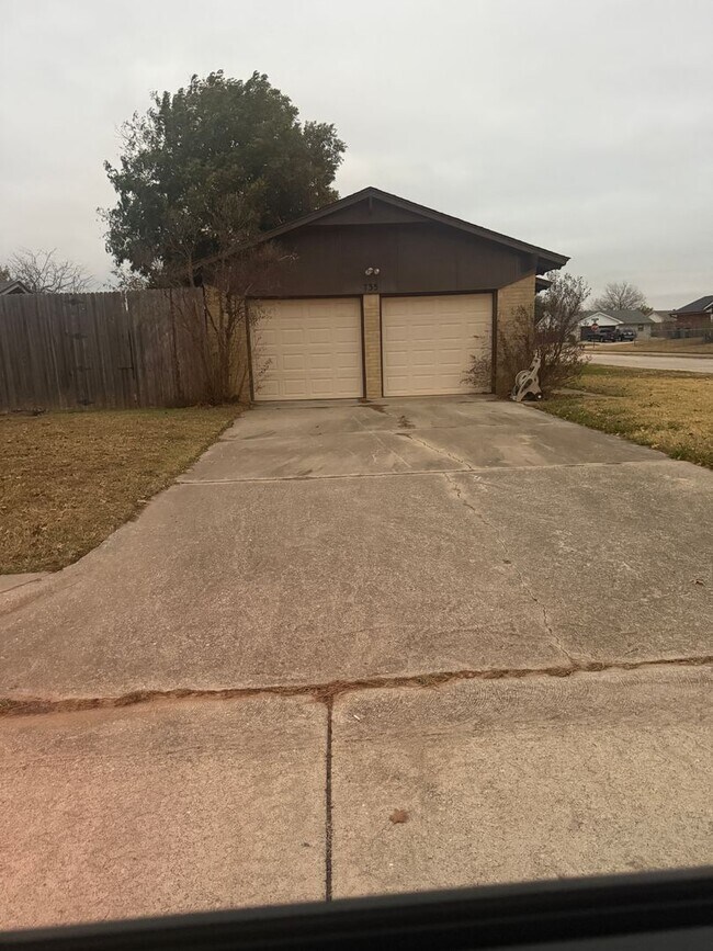 Building Photo - 735 Willow Run