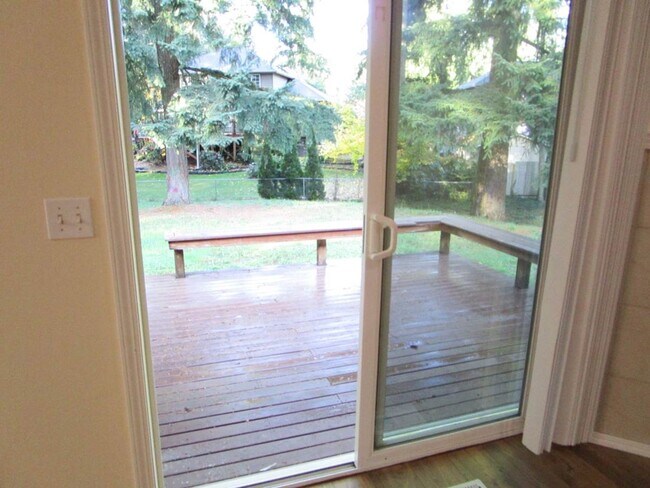 Building Photo - 3 Bedroom, 2 Bathroom Rambler located in A...