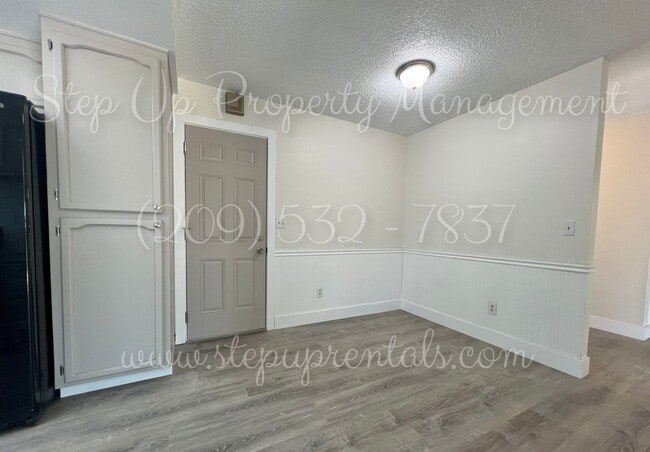 Building Photo - Beautifully Updated 4-Bedroom Home on Half...