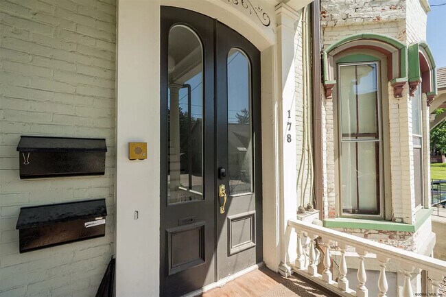 Building Photo - 178 Regent St