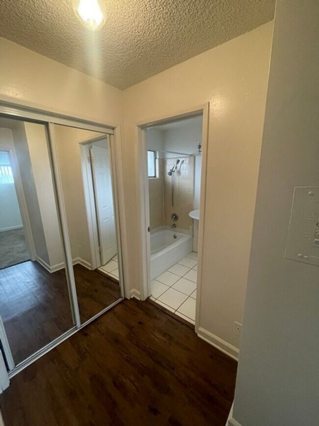 Building Photo - Downstairs One Bedroom with $1000 Move in ...