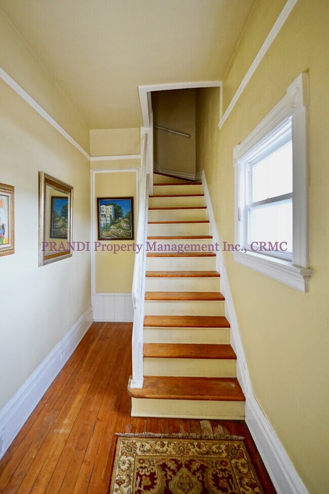 Building Photo - Upstairs 1 Bed, 1 Bath Unit with Bright an...