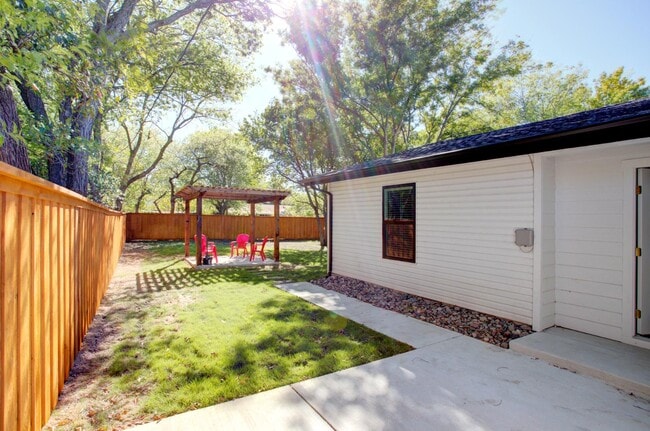 Building Photo - 5709 Walraven Cir