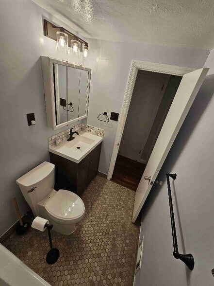 Building Photo - 1606 Greentree Rd