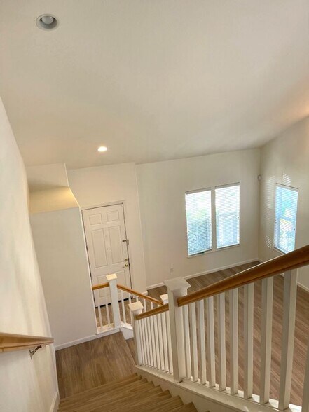 Building Photo - 1065 Rockport Ave