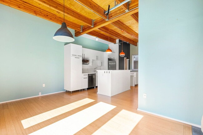 Building Photo - 500 NE Brazee St