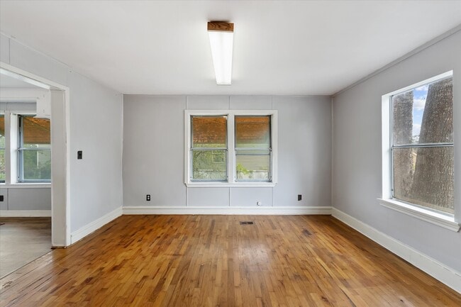 Building Photo - 606 N Pine Hill St