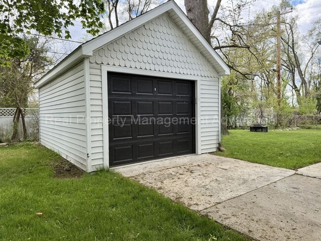 Building Photo - 1330 E Chesterfield St